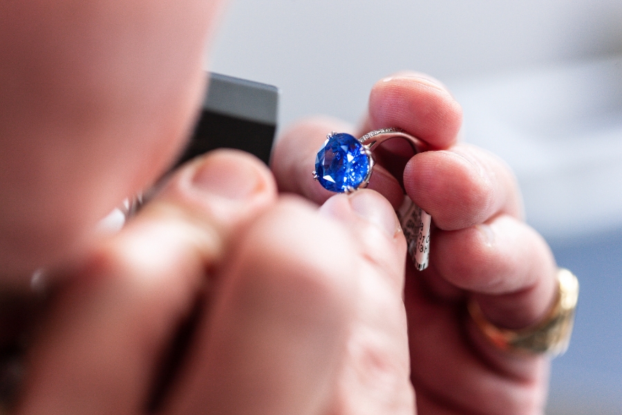 Dlaczego warto kupić pierścionek zaręczynowy z szafirem?